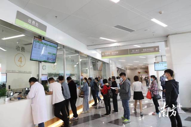 記著跟隨中大腫瘤防治中心實驗研究部副主任高嵩來到了華南腫瘤學國家重點實驗室，高嵩介紹實驗室現已開放八個多月，研究覆蓋腫瘤預防、診斷和治療的各個階段。目前畫面上顯示的分別是腫瘤組織橫切面和鼻咽癌細胞爬片。